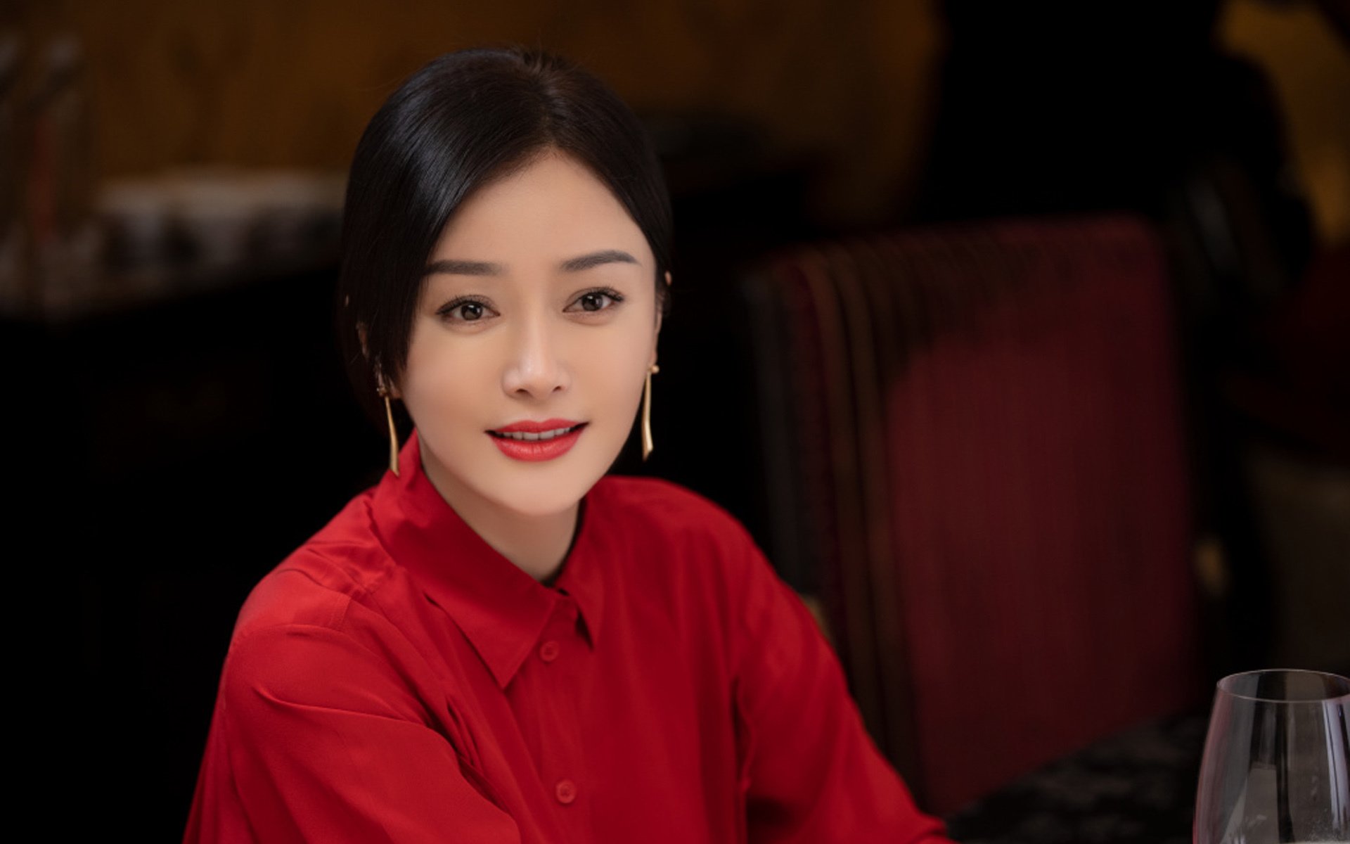很有张力。我们先用一个富有画面感和冲突感的标题,再展开一篇充满细节和悬念的文章